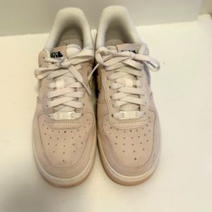 Nike women’s size 7 sherpa lined sneakers